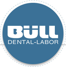 Das Logo des Dentallabors Büll aus Norderstedt.